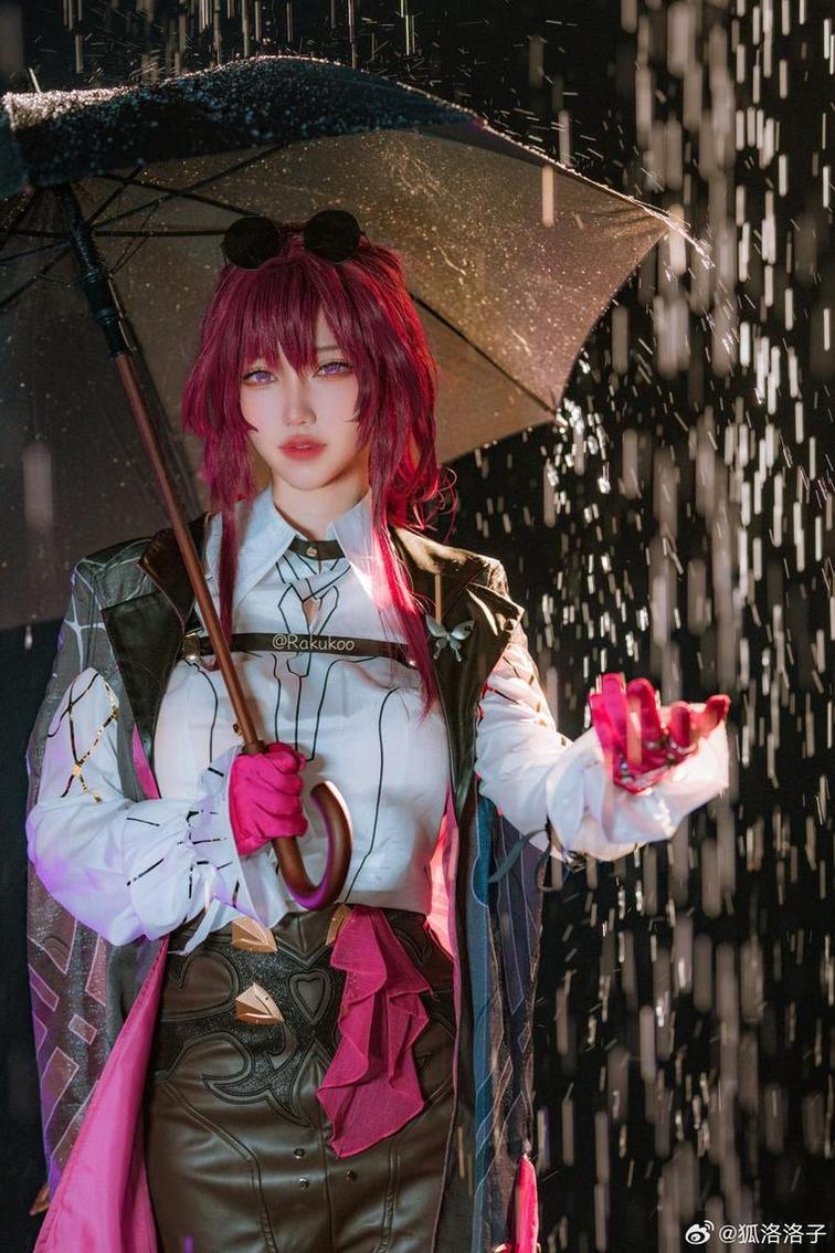 狐洛洛子的cosplay集，展现了独特的个性和感受